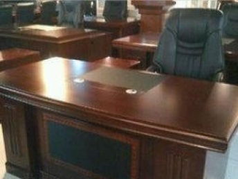 北京二手辦公家具廠 經(jīng)濟實惠的老板桌、屏風(fēng)工位與椅子選購指南